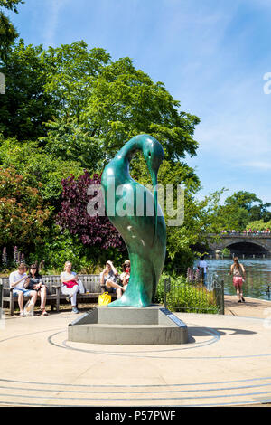 La scultura di un Ibis bird, 'Serenity' scultura di Simon spinotto in Hyde Park, London, Regno Unito Foto Stock