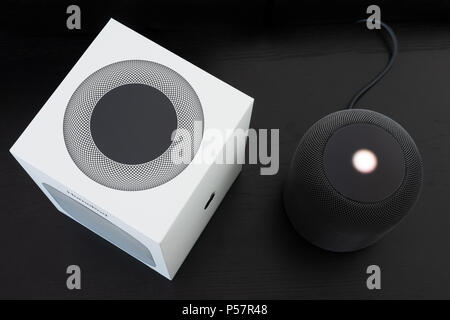 Unboxing un Apple HomePod altoparlante Foto Stock