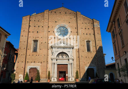 Portale del Duomo di Santa Maria Annunziata nella città italiana di Salo al Lago di Garda Foto Stock