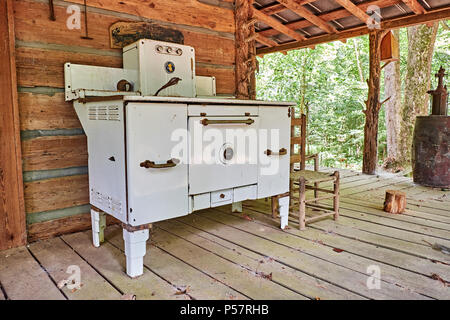 Vintage, antico, stufa a legna con bollitore, cimeli americani del passato, Regno  Unito Foto stock - Alamy