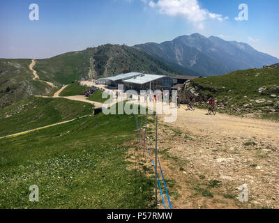 Stazione di vertice della funivia in esecuzione sulla sommità del Monte Baldo, Italia Foto Stock