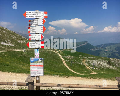 Il Monte Baldo, Italia - 29 Maggio 2017: indicazioni sulla sommità del Monte Baldo che mostra il modo di sentieri escursionistici Foto Stock