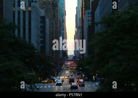 NEW YORK, NY - 10 Luglio: scatti migliori di partiall fallito Manhattanhenge presi in cima Tudor City cavalcavia, Manhattan su luglio 10th, 2017 a New York, Stati Uniti d'America. (P Foto Stock