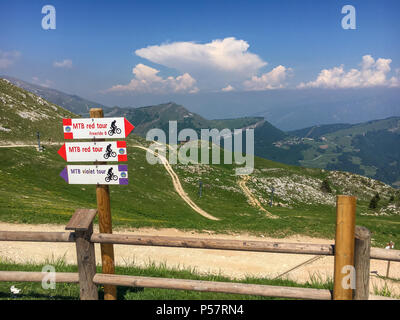 Il Monte Baldo, Italia - 29 Maggio 2017: indicazioni sulla sommità del Monte Baldo che mostra il modo di mountain bike Foto Stock