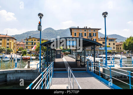 Stazione dei traghetti sul lago d'Iseo (Lago d'Iseo) nella città di Iseo, Lombardia, Italia. Vista della città dal molo. Iseo è un famoso resort italiano Foto Stock