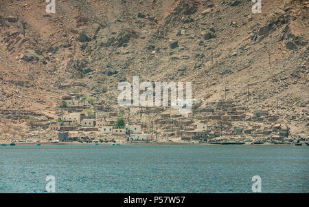 Piccolo villaggio di pescatori in montagne Hajar di Musandam, Oman Foto Stock