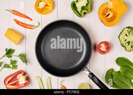 La frutta e la verdura fresca vintage e di confine frypan vuota Foto Stock