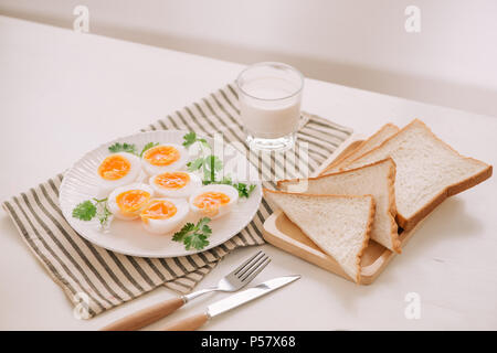 Vari modi di cucinare le uova di gallina. La prima colazione con uova. Foto Stock