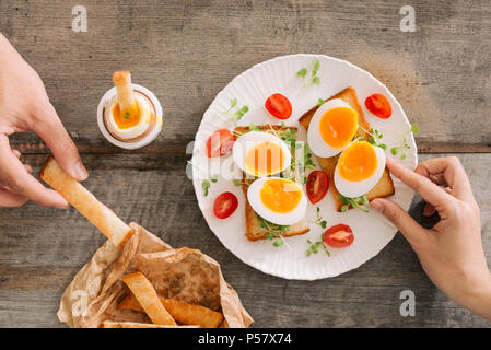 Recentemente bollita uovo bianco sulla tavola di legno. Una sana prima colazione fitness. Foto Stock