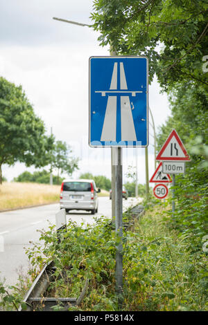 Rampa autostradale e segni di traffico in autostrada tedesca Foto Stock
