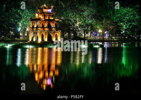 Torre di tartaruga, Lago Hoan Kiem, Hanoi, Vietnam Foto Stock