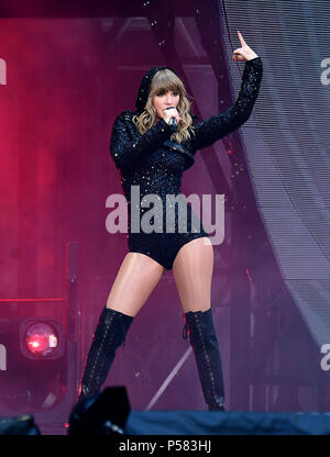 File foto datata 22/06/18 di Taylor Swift esibirsi sul palco durante la reputazione Tour dello stadio di Wembley Stadium, Londra. Foto Stock