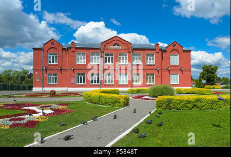 Kolomna, Russia - 09 Giugno 2018: principale completo scuola numero 3 sulla piazza della cattedrale nella città di Kolomna, ex consiglio parrocchiale, scolastico Foto Stock