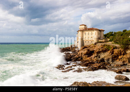 Livorno, Italia - 17 Settembre 2016: Castello del Boccale vicino Calafuria in una giornata di vento Foto Stock