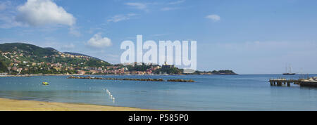 Vista panoramica di Lerici dal bel tempo con una vecchia barca parcheggiata nella Baia di San Terenzo Ligure in Italia Foto Stock