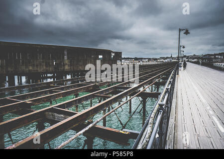 Ryde pier in un giorno nuvoloso presso l'Isola di Wight Foto Stock