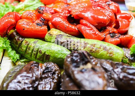 Verdure grigliate barbeque pepe, zucchine e melanzane. Cibo vegetariano sfondo Foto Stock