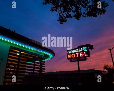 "Islander Motel", insegna al neon al tramonto a Los Angeles, California. Foto Stock