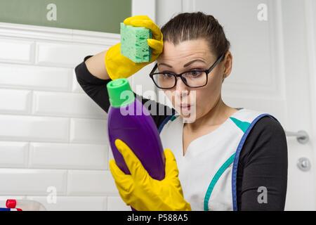 Casa di lavoro, donna la pulizia di una stanza da bagno Foto stock - Alamy