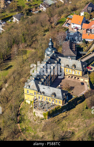 Crescita vecchia con il castello Friedrichstein a Bad Wildungen in Assia. Bad Wildungen, spa e bagno di stato nel distretto di Waldeck-Frankenberg, egli settentrionale
