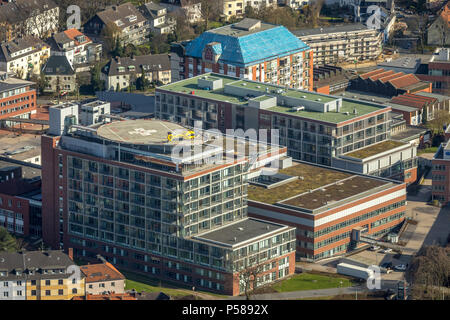 BG University Hospital Bergmannsheil con helipad e ADAC Salvataggio in elicottero sull'elisuperficie sul tetto a Bochum in Renania settentrionale-Vestfalia, aria rescu Foto Stock