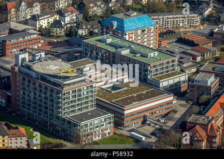 BG University Hospital Bergmannsheil con helipad e ADAC Salvataggio in elicottero sull'elisuperficie sul tetto a Bochum in Renania settentrionale-Vestfalia, aria rescu Foto Stock