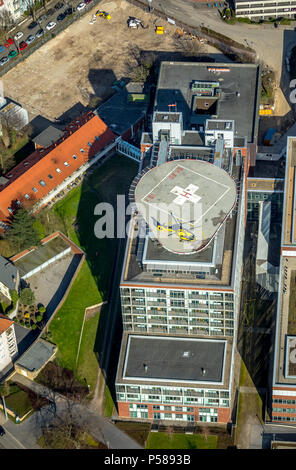 BG University Hospital Bergmannsheil con helipad e ADAC Salvataggio in elicottero sull'elisuperficie sul tetto a Bochum in Renania settentrionale-Vestfalia, aria rescu Foto Stock