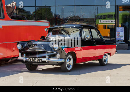 YAS 497, una Ford Zodiac sul display esterno Riverside Museum di Glasgow Foto Stock