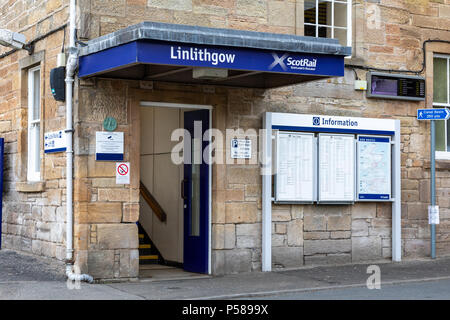 L'ingresso a Linlithgow stazione ferroviaria sulla strada della stazione in West Lothian Foto Stock