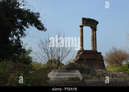 Monumenti funebri presso la Porta Ercolano necropoli (Necropoli di Porta Ercolano) nel sito archeologico di Pompei) vicino a Napoli, campania, Italy. Foto Stock