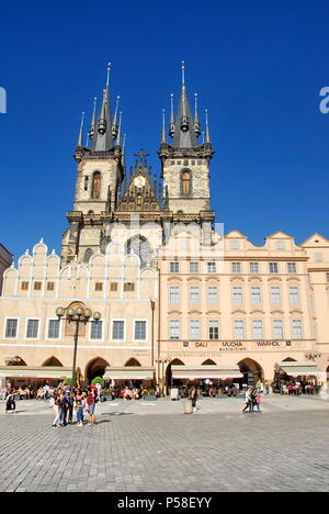 Le guglie della chiesa di Tyn in Piazza della Città Vecchia o Stare Namesti, nella Città Vecchia di Praga, Repubblica Ceca Foto Stock