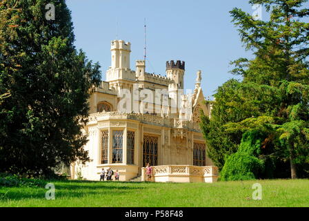 Il castello di Lednice nel paesaggio culturale di Lednice-Valtice complesso in Moravia del Sud, Repubblica Ceca Foto Stock