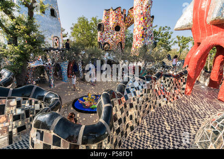 Pescia Fiorentina, Italia - 24 Giugno 2017: Il Giardino dei Tarocchi è un giardino di sculture sulla base del Tarocco esoterico, creato dall'artista francese Niki de Sa Foto Stock