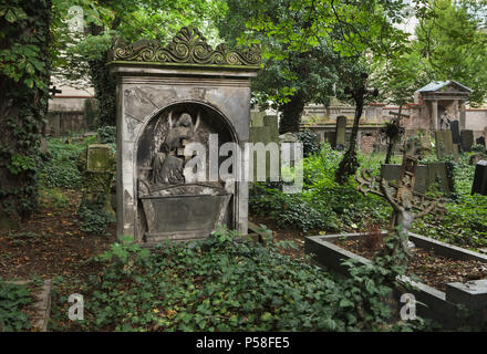 Abbandonata la tomba di medico russo Ivan Kramarenko presso il Cimitero di Olšany a Praga, Repubblica Ceca. Ivan Kramarenko era un medico di Praga la nobiltà e morì il 2 febbraio 1844. L'Impero monumento funebre sulla sua tomba da scultore boemo František Linn raffigura un angelo in possesso di una croce ortodossa. Foto Stock