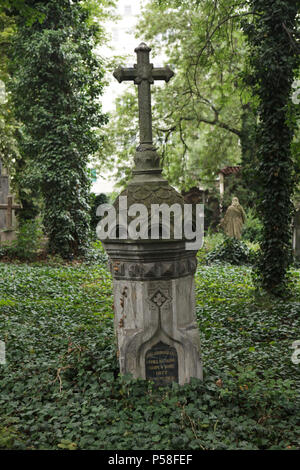 Abbandonata la tomba di nobildonna russa Anna Kuhn, née Nelidova presso il Cimitero di Olšany a Praga, Repubblica Ceca. La moglie di russo ufficiale militare è morto il 23 novembre 1872 all'età di 45. Foto Stock