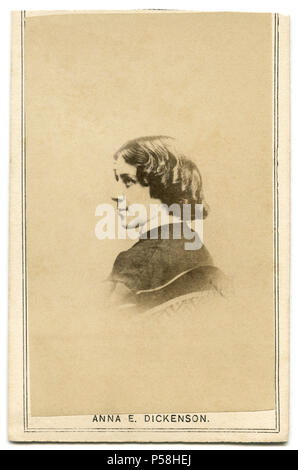 Anna Elizabeth Dickinson (1842-1932), American oratore e conferenziere, un avvocato per l abolizione della schiavitù e per i diritti della donna, la testa e le spalle ritratto, 1860's Foto Stock