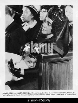 La sig.ra Martin Luther King Jr. consolante figlia, Berenice, durante i funerali di Dr Martin Luther King Jr., Abenezer chiesa battista, Atlanta, Georgia, Stati Uniti d'America, Aprile 9, 1968 Foto Stock