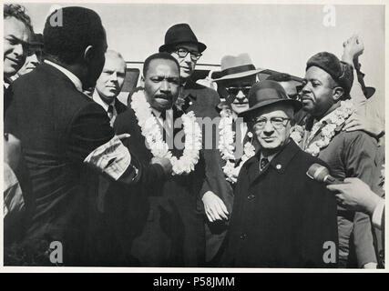 Martin Luther King Jr., accompagnato dal dottor Ralph Bunche e Reverand Ralph Abernathy, incontro con l'Insegnante europea leader all inizio del marzo di Memphis, Memphis, Tennessee, Stati Uniti d'America, 21 marzo 1965 Foto Stock