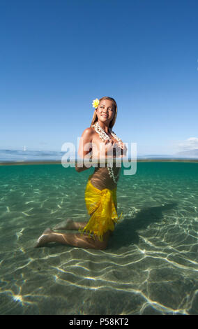 Oltre sotto vista isola affascinante ragazza, Lahaina, Maui, Hawaii Foto Stock