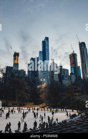 Pattinaggio su ghiaccio a Central Park Foto Stock