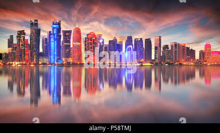 Lo skyline di Doha al drammatico sunrise, in Qatar Foto Stock