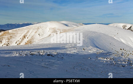 In inverno le montagne paesaggio con cielo blu in estate giornata di sole Foto Stock