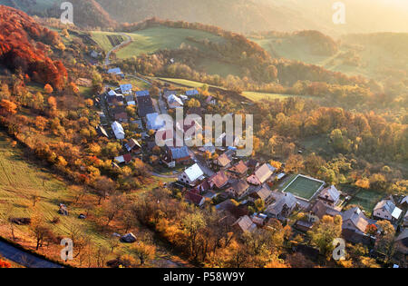 Vista aerea del tramonto su borgo rurale, Slovacchia Foto Stock