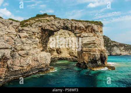 Arco naturale di roccia a Paxos (Paxi) isola, denominata Trypitos, noto anche come Kamara, nel Mar Ionio Foto Stock