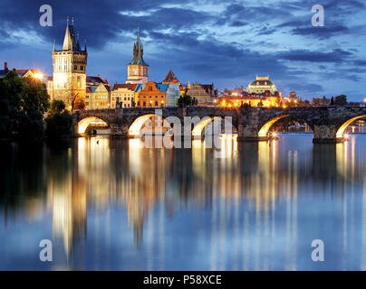 Ponte di Praga di notte Foto Stock