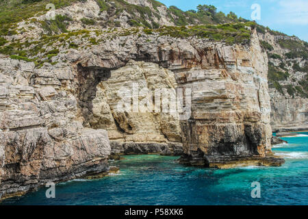 Arco naturale di roccia a Paxos (Paxi) isola, denominata Trypitos, noto anche come Kamara, nel Mar Ionio Foto Stock