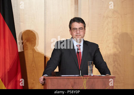 Berlino, Germania - In uscita il Ministro degli Esteri Sigmar GABRIEL tiene il suo discorso di addio al cambiamento ministeriale nel mondo Sala del Ministero degli Affari Esteri. Foto Stock