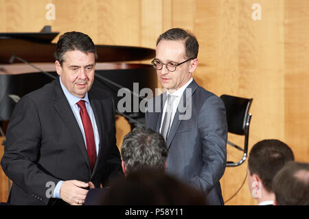 Berlino, Germania - uscente Ministro degli Esteri Sigmar GABRIEL e il nuovo ministro degli Esteri Heiko Maas al cambiamento ministeriale nel mondo Sala del Ministero degli Affari Esteri. Foto Stock