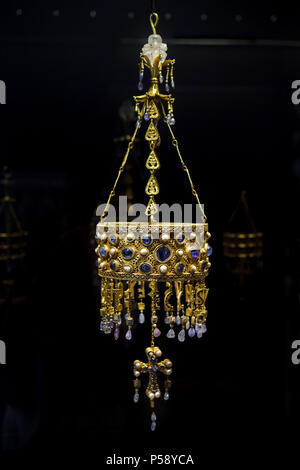 Visigota corona votiva del re Reccesvinth dal tesoro di Guarrazar (Tesoro de Guarrazar) datato tra 621 e 672 annuncio sul display nel Museo Archeologico Nazionale (Museo Arqueológico Nacional) a Madrid, Spagna. Foto Stock