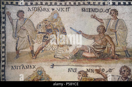 Gladiator lotta raffigurati in mosaico romano del III secolo D.C. in mostra al Museo Archeologico Nazionale (Museo Arqueológico Nacional) a Madrid, Spagna. Il secutor (armate romane gladiator) la lotta contro il retiarius (Romano net fighter). Secondo l'iscrizione latina, il secutor Astianatte e il retiarius Kalendio sono impegnati in una lotta mortale. Il lanista (gladiator trainer) cheers. Foto Stock